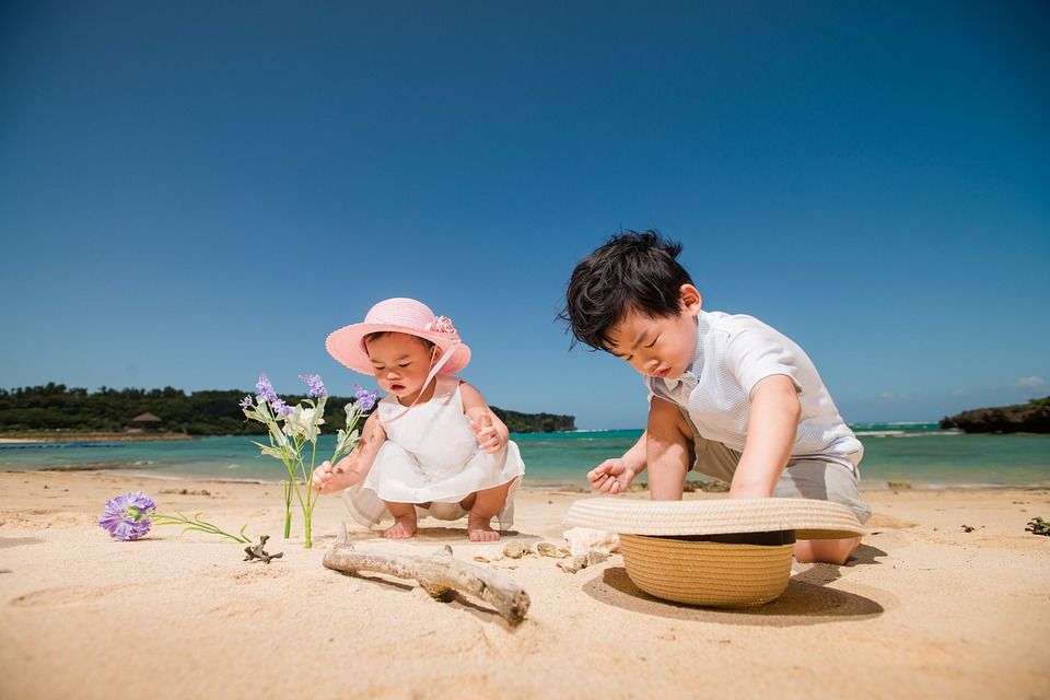 Maldivas con niños en la playa