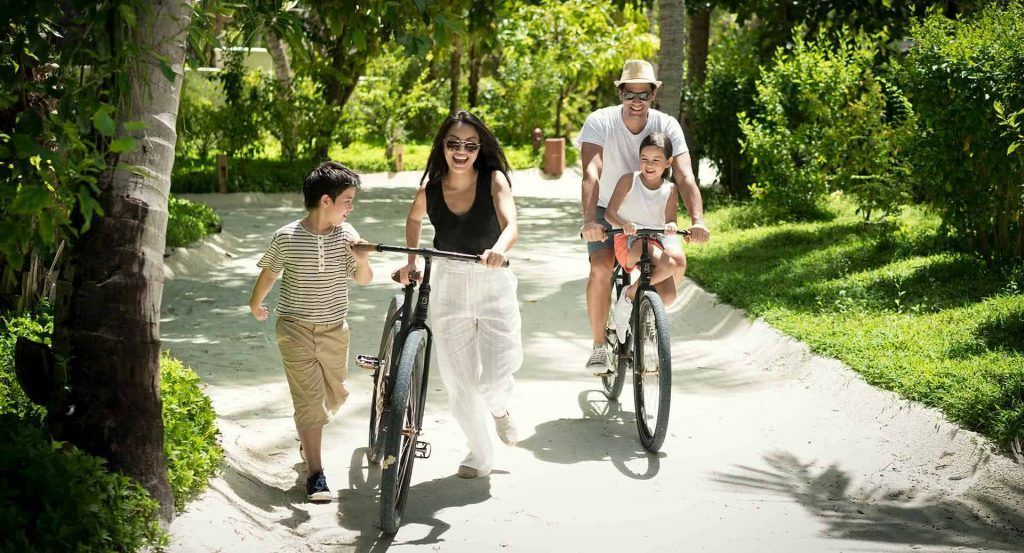 Niños en bicicleta por Maldivas